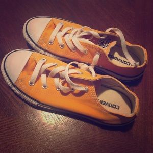 Gently used converse sneakers